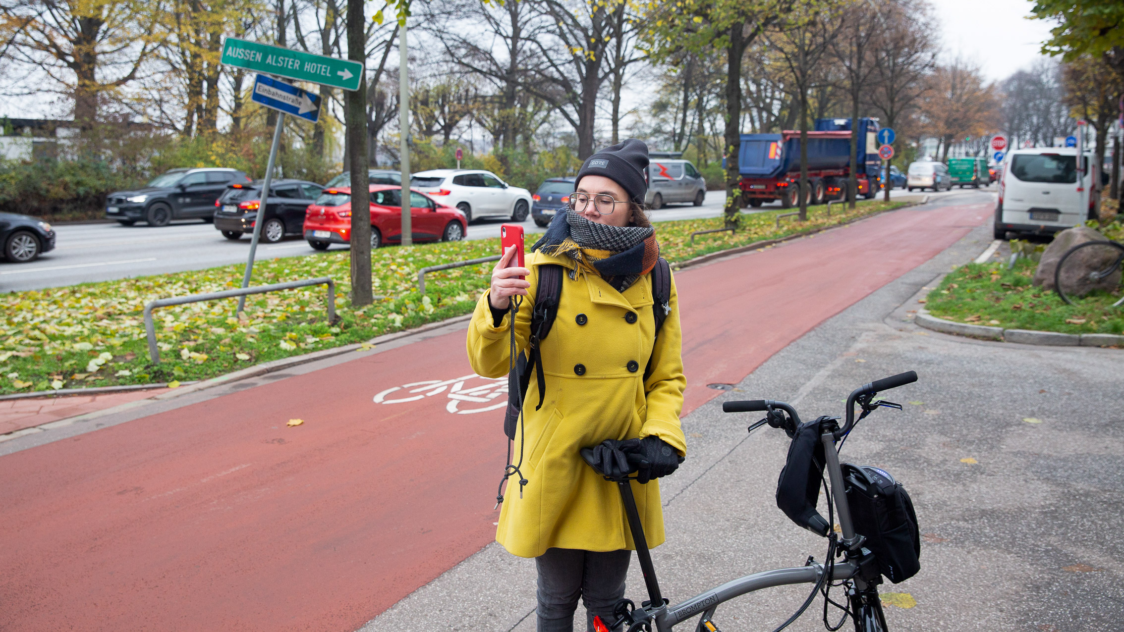 Katja Diehl, Buchautorin und Aktivistin mit Themenschwerpunkt Mobilität und Verkehrswende, fotografiert in Hamburgn auf der Fahrradstraße an der Alster, November 2022