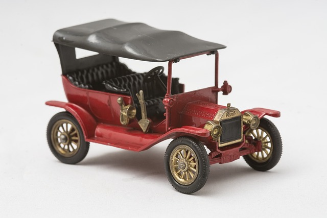 Ein Ford T Model, eines der ersten Automobile der Welt, als Miniatur.