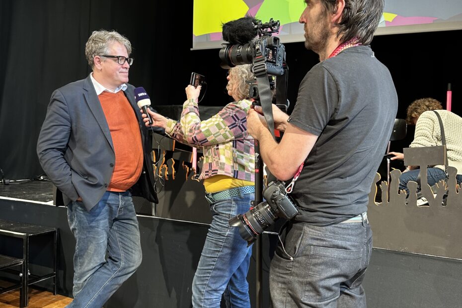 Marcus Bensmann von correctiv im Gespräch mit dem SWR-Fernsehen im Werkraum Schöpflin.