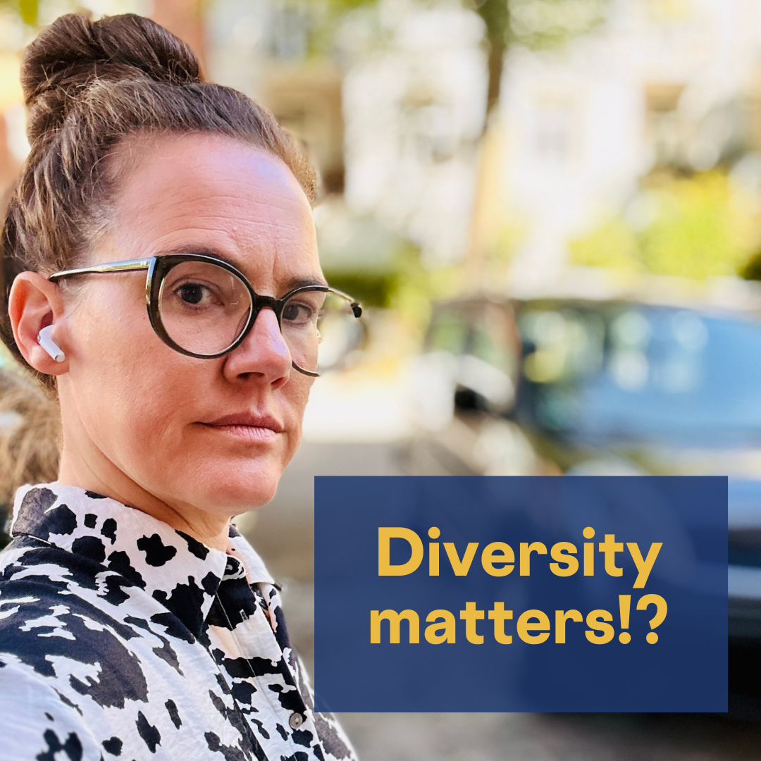 Ich schaue ernst in die Kamera, während ich durch eine Straße laufe, dazu der Spruch: Diversity matters!?