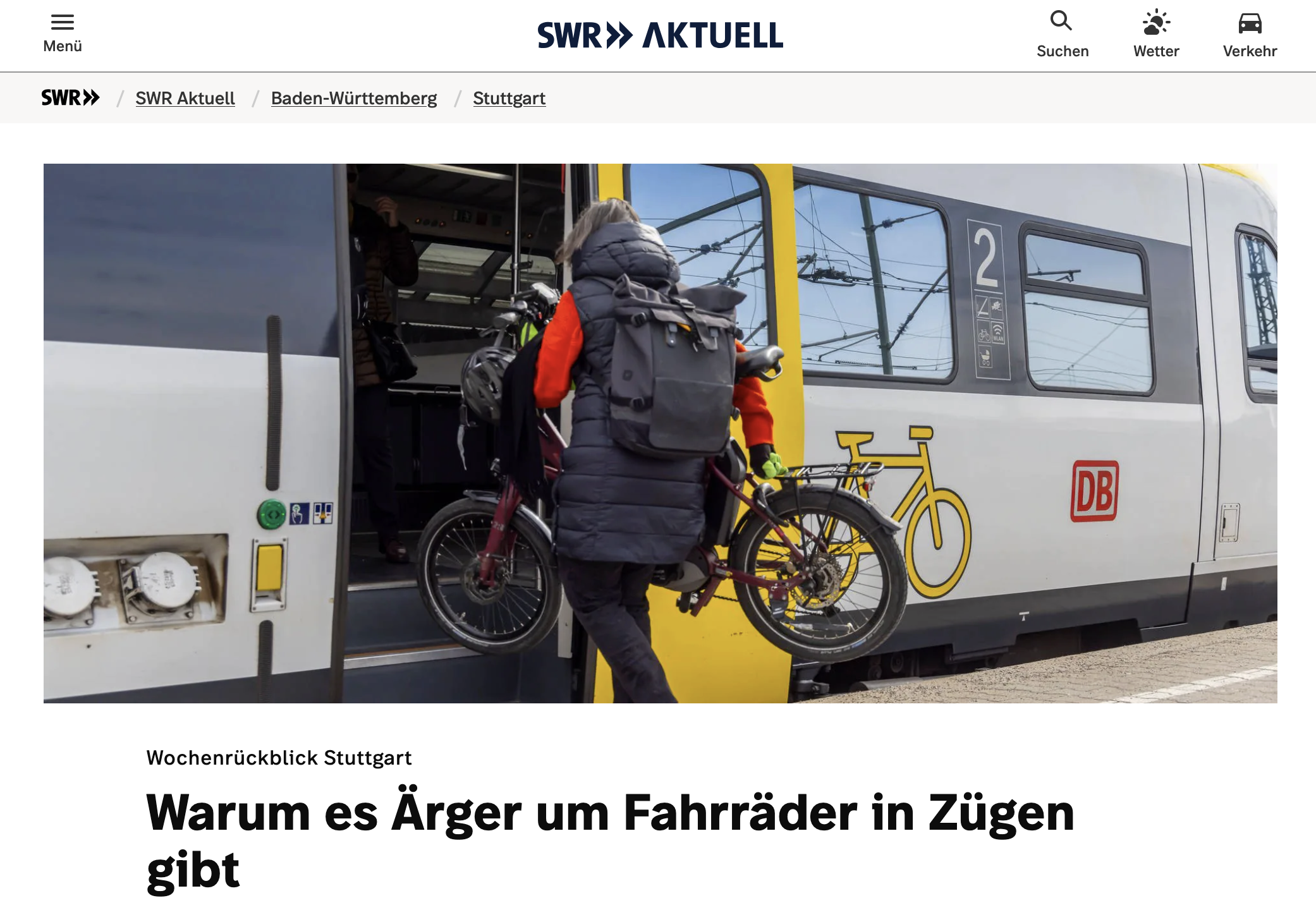 Eine Person steigt mit einem Fahrrad in einen Zug.