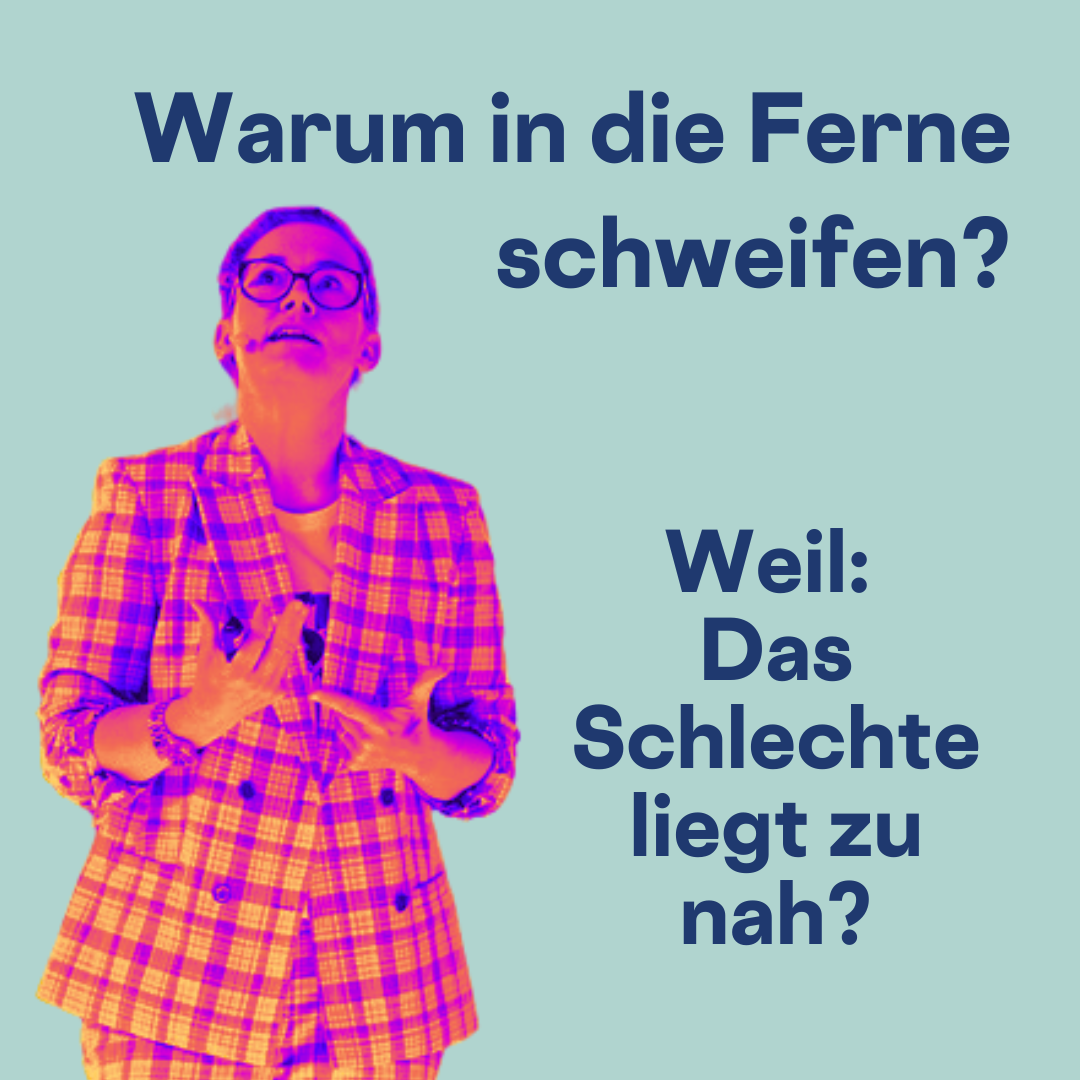 Ich trage einen karierten Anzug, den ich grellpink eingefärbt habe. Der Blick geht zum Himmel, die Hände fragend nach oben. Dazu der Spruch: Warum in die Ferne schweifen? Weil: Das Schlechte liegt zu nah?