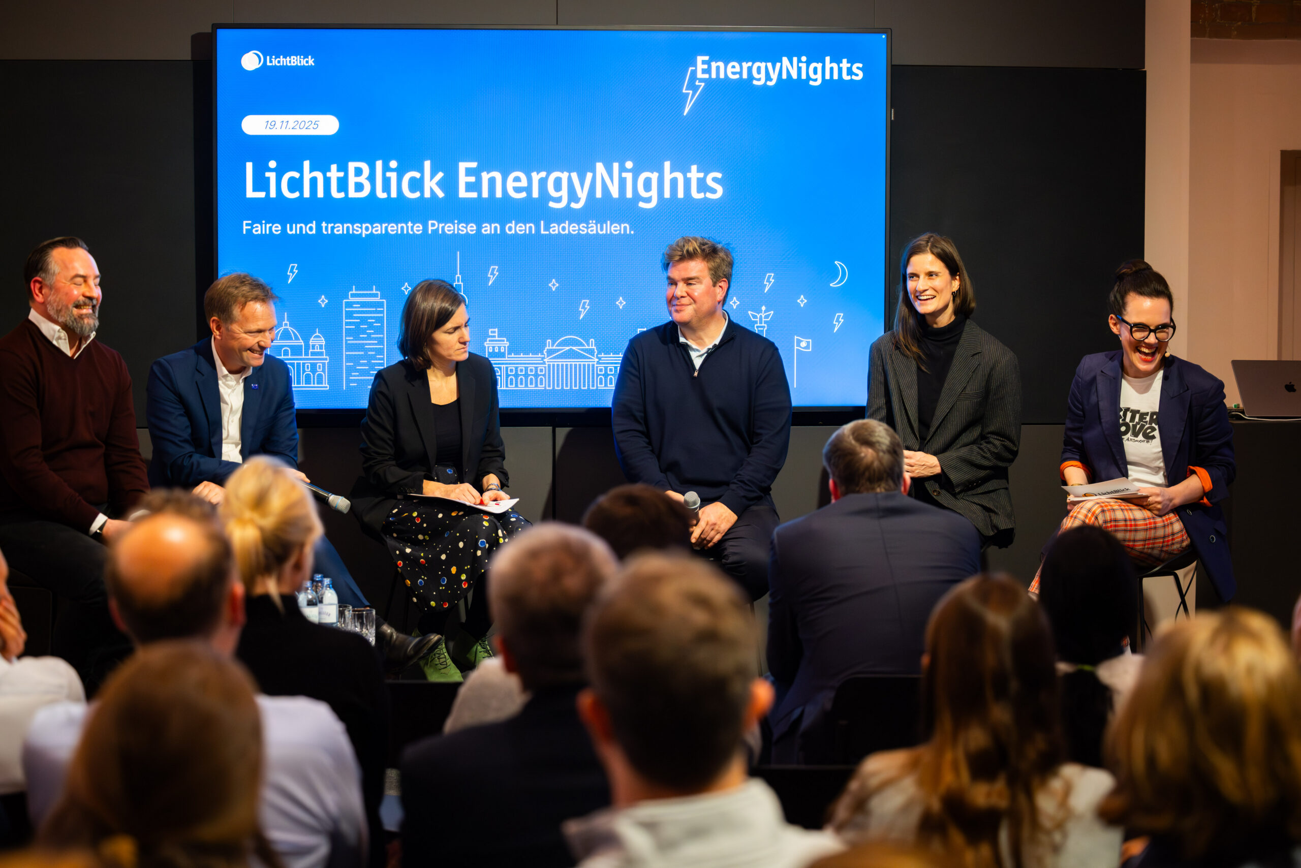 Fairer Wettbewerb an der Ladesäule: Wie das Durchleitungsmodell die E-Mobilität gerechter macht.