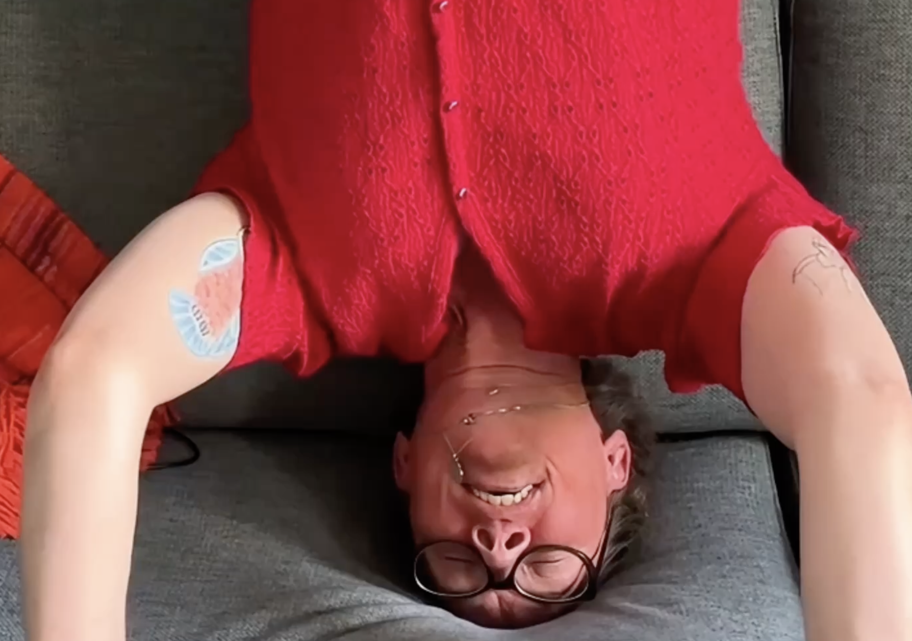 Katja im Kopfstand auf dem Sofa